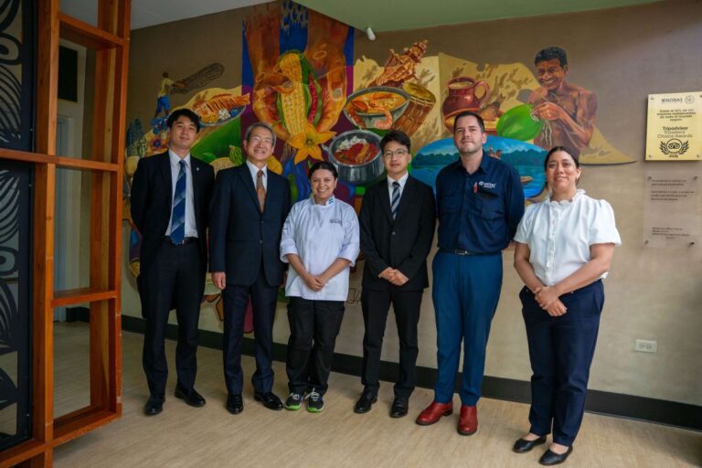 Representantes de la Embajada del Jap&oacute;n junto a autoridades de UNITEC en la Escuela de Gastronom&iacute;a